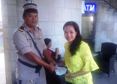 Chị Nguyễn Thị Phương Khanh nhận lại đồ đạc đ&atilde; thất lạc.