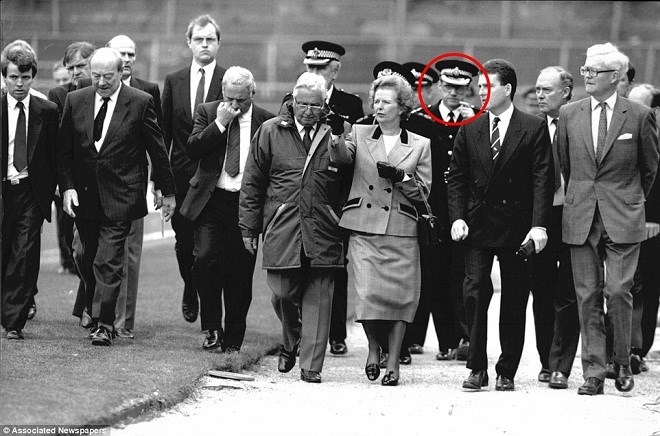 Thủ tướng Anh Margaret Thatcher thị s&aacute;t hiện trường, sỹ quan Duckefield trong &ocirc; tr&ograve;n.
