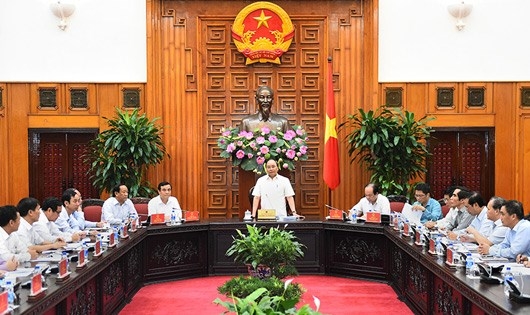 Thủ tướng l&agrave;m việc với l&atilde;nh đạo chủ chốt tỉnh Quảng Nam. Ảnh: VGP