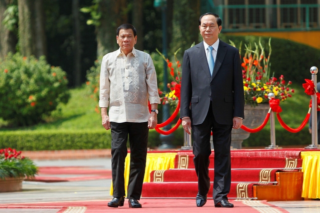 Chủ tịch nước Trần Đại Quang trong lễ đ&oacute;n Tổng thống Philippines Rodrigo Duterte s&aacute;ng 29/9. (Ảnh: Reuters)
