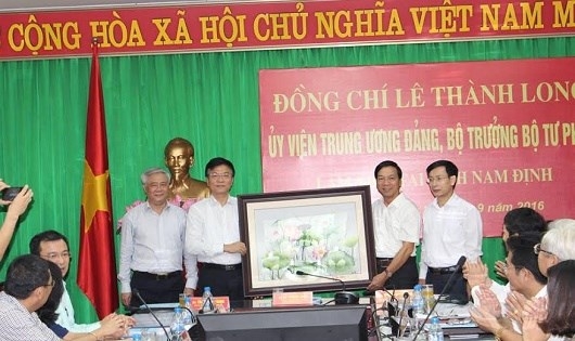 Bộ trưởng L&ecirc; Th&agrave;nh Long tại buổi l&agrave;m việc tại Nam Định.