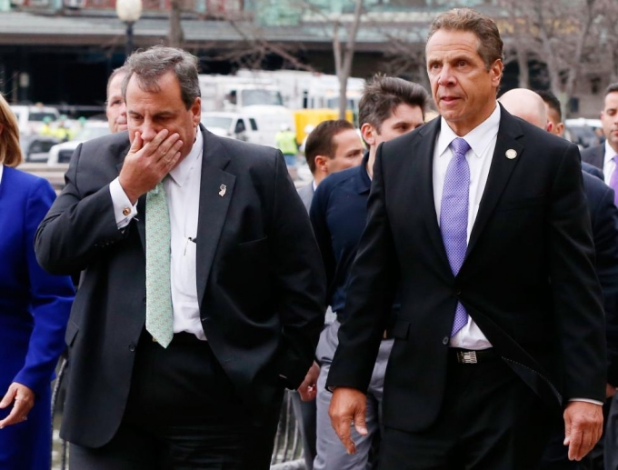 Thống đốc bang New Jersey, &ocirc;ng Chris Christie đến hiện trường vụ tai nạn. (Ảnh: Reuters)