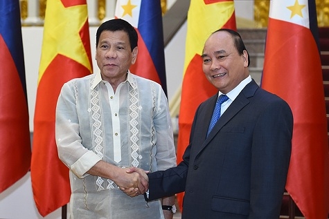 Thủ tướng&nbsp;Nguyễn Xu&acirc;n Ph&uacute;c hội kiến với Tổng thống nước Cộng h&ograve;a Philippines Rodrigo Roa Duterte. (Ảnh: b&aacute;o Ch&iacute;nh phủ)