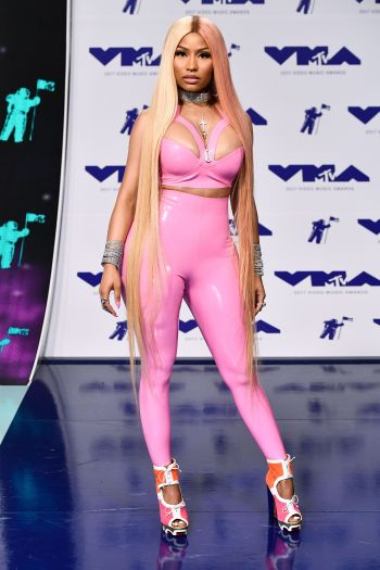 Nữ rapper Nicki Minaj đốt mắt với m&agrave;u hồng thương hiệu.&nbsp;Ảnh: Variety.com &amp;amp;amp; Vulture.com