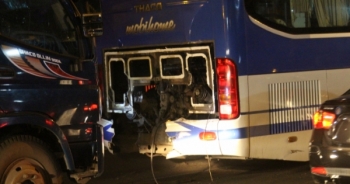 Bình Dương: Xe tải húc xe khách, gây tai nạn liên hoàn trong đêm