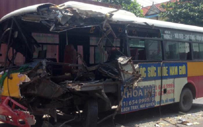 Chiếc xe bus hiệu Thịnh Hưng BKS 16L - 1995 bẹp đầu sau khi xảy ra tai nạn.