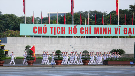 Lễ thượng cờ ở quảng trường Ba Đ&igrave;nh l&agrave; một nghi lễ cấp quốc gia của Việt Nam, được thực hiện v&agrave;o mỗi 6 giờ trước lăng Chủ tịch Hồ Ch&iacute; Minh ở H&agrave; Nội.&nbsp;