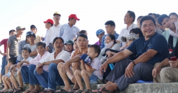Người dân đội nắng xem giải đua thuyền trên sông Hàn