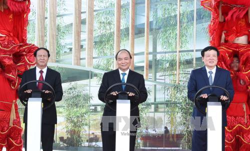 Thủ tướng Nguyễn Xu&acirc;n Ph&uacute;c v&agrave; c&aacute;c đại biểu thực hiện nghi thức khởi c&ocirc;ng. Ảnh: Thống Nhất/TTXVN