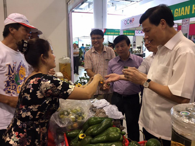 Chủ tịch UBND tỉnh Quảng Ninh, Nguyễn Đức Long kiểm tra c&aacute;c sản phẩm tại Hội chợ.