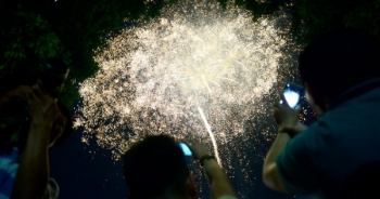 TP HCM: Hàng nghìn người đổ về Công viên Đầm Sen xem bắn pháo hoa