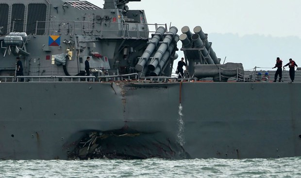 USS John S. McCain bị một lỗ thủng lớn sau va chạm.