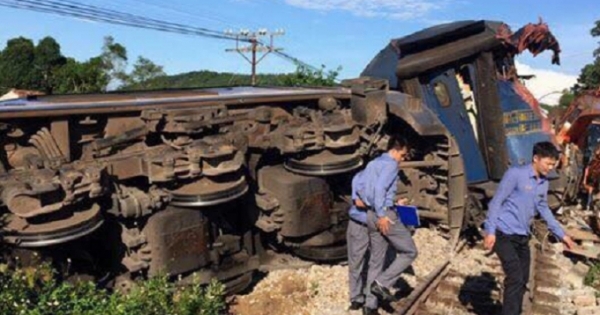 Quảng Bình: Tàu hỏa “húc” tung máy xúc ra khỏi đường ray, tài xế may mắn thoát chết