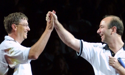 Bill Gates (tr&aacute;i) v&agrave; Jeff Bezos (phải) lu&ocirc;n nằm trong top người gi&agrave;u nhất thế giới. Ảnh:&nbsp;BI