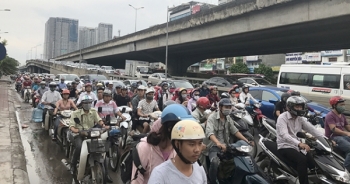 Hàng vạn người đổ về Hà Nội sau nghỉ lễ, đường phố ùn tắc cục bộ