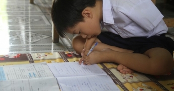 Hậu Giang:  Cảm phục cậu bé 8 tuổi viết chữ bằng chân