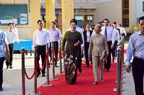 Chủ tịch Quốc hội Nguyễn Thị Kim Ng&acirc;n (b&ecirc;n tr&aacute;i) dự lễ khai giảng tại trường THCS L&ecirc; Ngọc H&acirc;n&nbsp;