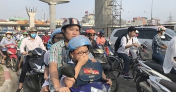 Đường phố Hà Nội ùn tắc nghiêm trọng trong ngày khai trường