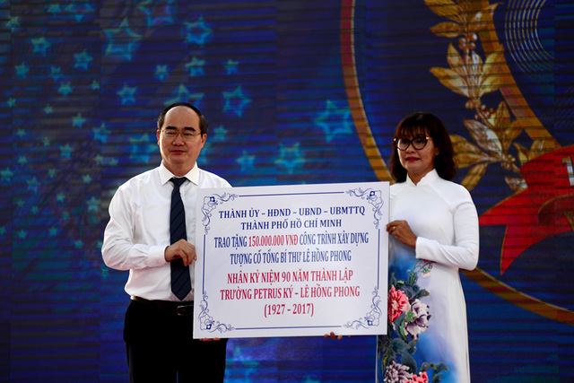 Đại diện nh&agrave; trường nhận 150 triệu đồng của TPHCM để x&acirc;y dựng tượng cố Tổng B&iacute; thư L&ecirc; Hồng Phong.