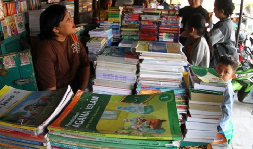 Học sinh ở Indonesia đi&nbsp;mua s&aacute;ch trước thềm năm học. Ảnh:&nbsp;Pinterest