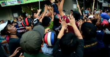 TP Hồ Chí Minh: Cả tuyến phố tê liệt vì đội quân "cướp" tiền cúng cô hồn