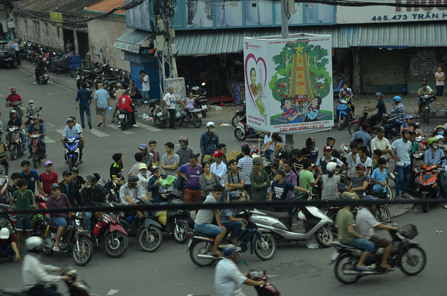 TP Hồ Chí Minh: Cả tuyến phố tê liệt vì đội quân 