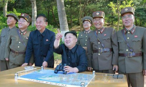 Nh&agrave; l&atilde;nh đạo Triều Ti&ecirc;n Kim Jong-un (giữa) giám sát một vụ ph&oacute;ng t&ecirc;n lửa tại địa điểm b&iacute; mật ng&agrave;y 22/5. (Ảnh: EPA/TTXVN)