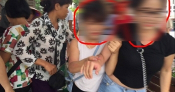 Hai cô gái bán tăm với giá "cắt cổ" bị vây bắt