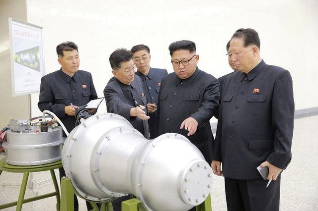 Nh&agrave; l&atilde;nh đạo Triều Ti&ecirc;n Kim Jong-un thị s&aacute;t trước thời điểm B&igrave;nh Nhưỡng tuy&ecirc;n bố thử th&agrave;nh c&ocirc;ng bom nhiệt hạch. (Ảnh: Reuters)