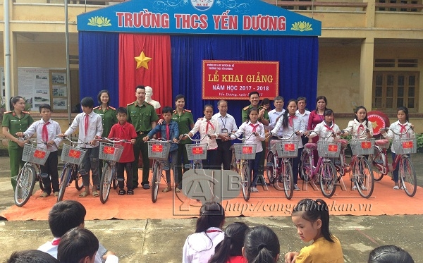 Tặng xe đạp cho học sinh ngh&egrave;o Trường Trung học cơ sở x&atilde; Y&ecirc;n Dương, huyện Ba Bể.