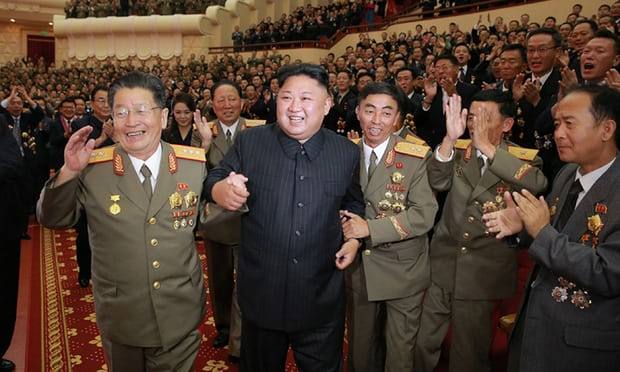 Nh&agrave; l&atilde;nh đạo Triều Ti&ecirc;n Kim Jong-un c&ugrave;ng c&aacute;c tướng lĩnh ăn mừng vụ thử bom nhiệt hạch th&agrave;nh c&ocirc;ng.