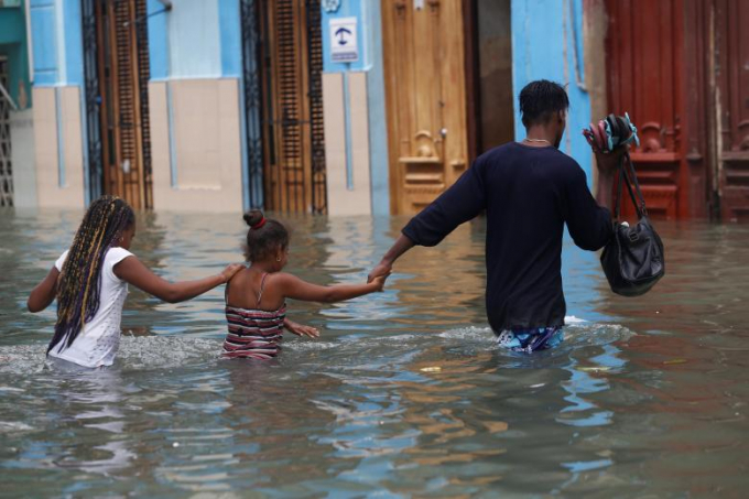 Si&ecirc;u b&atilde;o Irma c&agrave;n qu&eacute;t miền Bắc của Cuba, khiến nhiều khu vực bị ngập lụt nghi&ecirc;m trọng.