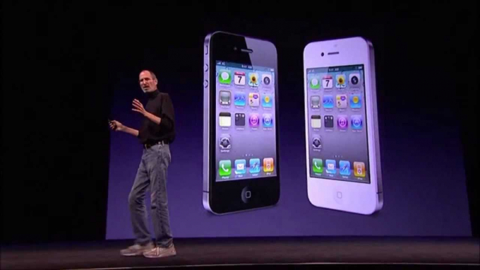 iPhone 4 ra mắt lần đầu năm 2010 v&agrave; l&agrave; mẫu điện thoại được thiết kế lại với những thay đổi quan trọng đầu ti&ecirc;n.  Ch&iacute;nh những c&aacute;ch t&acirc;n đột ph&aacute; đ&atilde; dẫn tới sự cố Antennagate c&ograve;n bị gọi l&agrave;