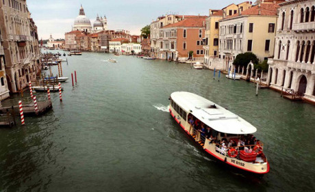 Hay tại Venice của Italia đ&atilde; ph&aacute;t triển phương tiện tr&ecirc;n nước từ rất l&acirc;u để phục vụ giao th&ocirc;ng v&agrave; du lịch.