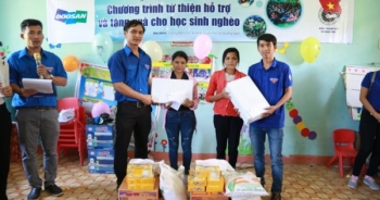 Quảng Ngãi: Tặng sách vở, đồ dùng cho học sinh nghèo vùng núi Tây Trà