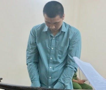 Hiếp dâm bé gái 13 tuổi, gã tài xế ngất xỉu nằm vật tại tòa
