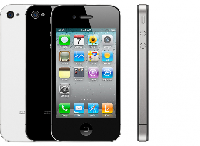 Giữa th&aacute;ng 6 năm 2010, một chiếc iPhone 4 phi&ecirc;n bản quốc tế đ&atilde; nhanh ch&oacute;ng được mang về Việt Nam với mức gi&aacute; nhiều người cho l&agrave;... kh&ocirc;ng thể tin nổi l&ecirc;n tới 2.000 USD (tương đương khoảng 40 triệu đồng). Đầu th&aacute;ng 9, hai nh&agrave; mạng VinaPhone v&agrave; Viettel mới c&ocirc;ng bố gi&aacute; b&aacute;n iPhone 4 ch&iacute;nh h&atilde;ng cho phi&ecirc;n bản 16GB bộ nhớ trong v&agrave; 32GB bộ nhớ trong l&agrave; 12,8 triệu v&agrave; 15 triệu gi&uacute;p to&agrave;n thị trường iPhone b&igrave;nh ổn gi&aacute; hơn.