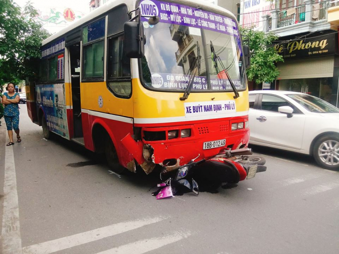 &nbsp;Xe bu&yacute;t g&acirc;y tai nạn tại Nam Định.