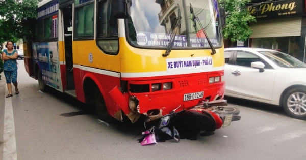Nam Định: Xe buýt chạy lấn làn, tông chết một nữ hộ sinh