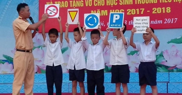 Hà Nội: Phòng CSGT tổ chức tuyên truyền luật giao thông cho học sinh tiểu học