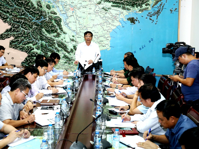 Bộ trưởng Nguyễn Xu&acirc;n Cường chỉ đạo cuộc họp khẩn ứng ph&oacute; b&atilde;o số 10.&nbsp;