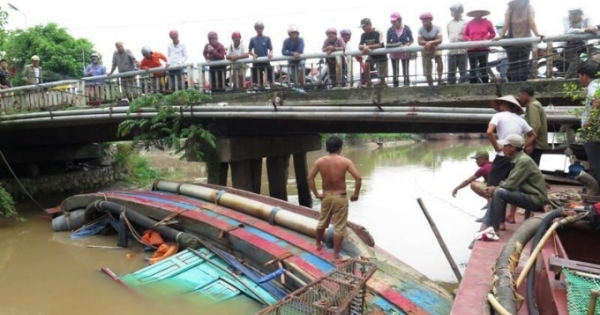 Nam Định:  Tàu cá trôi khỏi bến neo đậu, lật úp trên sông Cồn Nhất