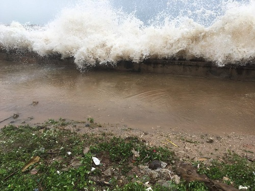 S&oacute;ng lớn đổ dồn v&agrave;o ch&acirc;n đ&ecirc; biển ở x&atilde; Quỳnh Long, huyện Quỳnh Lưu.