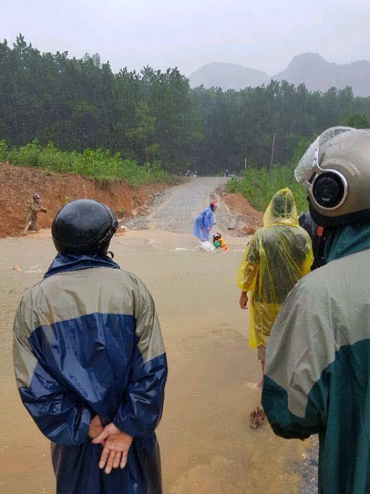 Tại huyện Minh H&oacute;a, một số thuyến đường bị nước ngập sau g&acirc;y chia cắt.