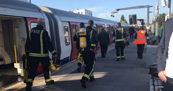 Nổ trên tàu điện ngầm ở London, vài hành khách bị bỏng