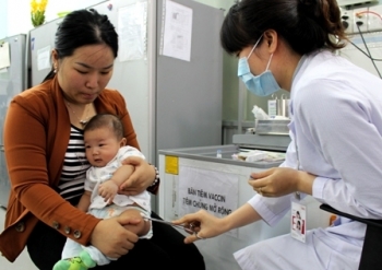 TPHCM tạm thời bị gián đoạn vắc xin dịch vụ 5 trong 1