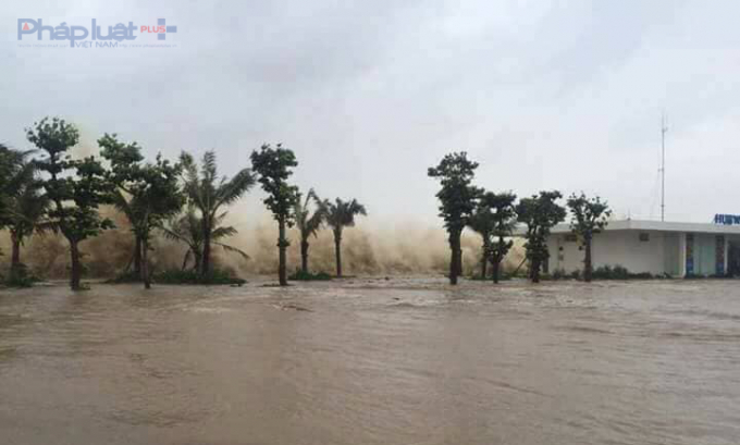 Một số tuyến đường ven biển tại TP Sầm Sơn, nước ngập đường giao th&ocirc;ng k&egrave;m s&oacute;ng lớn. (Ảnh: Băng Thanh)