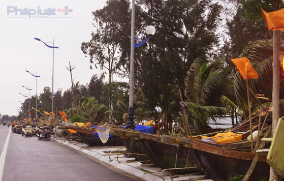 Tại TP Sầm Sơn, tất cả những thuyền mảng đều được di chuyển l&ecirc;n tuyến đường Hồ Xu&acirc;n Hương từ chiều ng&agrave;y 14/9, hạn chế xảy ra thệt hại. (Ảnh: A.Thắng)