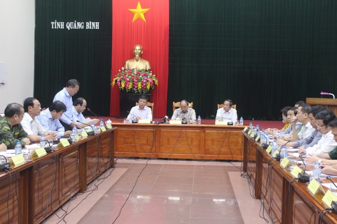 Thủ tướng Nguyễn Xu&acirc;n Ph&uacute;c c&oacute; cuộc họp ngay trong đ&ecirc;m với l&atilde;nh đạo tỉnh Quảng B&igrave;nh.