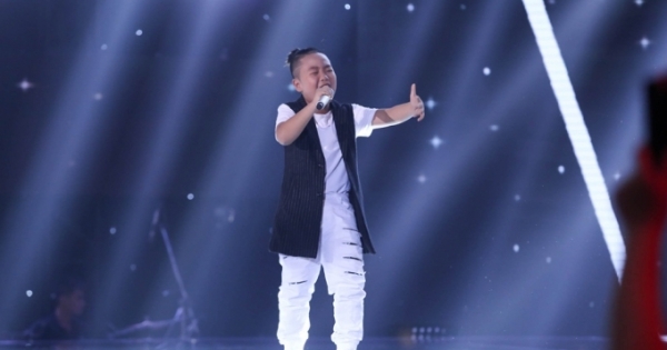 Cậu bé “búi tóc” Quốc Thái hát tiếng Anh khiến 4 HLV “lao” lên sân khấu tranh giành